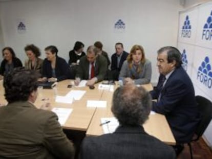 &Aacute;lvarez-Cascos, durante la reuni&oacute;n de la Comisi&oacute;n Directiva de Foro, celebrada hoy. 