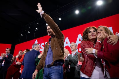 Pedro Sánchez, María Jesús Montero y Pilar Bernabé en el Congreso del PSOE.