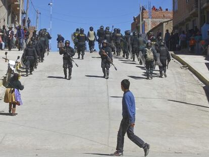 La policia vigila las calles de Espinar (Peru), en estado de emergencia.