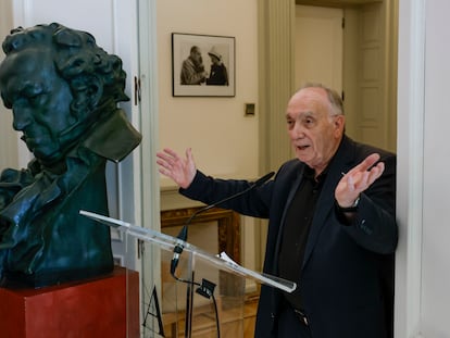 El presidente de la Academia de Cine, Fernando Méndez-Leite, anuncia que Barcelona será la ciudad que acogerá los Premios Goya 2026, este martes en Madrid.