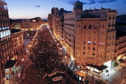 Vista de la manifestación convocada el pasado 23 de febrero por las organizaciones de la Cumbre Social bajo el lema "Menos corrupción, más democracia, más derechos sociales, no a la reforma laboral" por las calles del centro de Valencia. EFE/Archivo