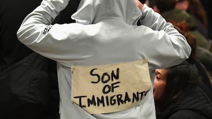 En el desfile de Public School pudimos ver a uno de los asistentes con un cartel pegado a la espalda con la frase "Hijo de imigrante".