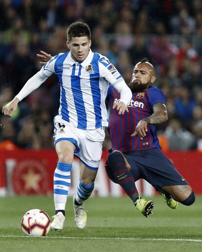 El centrocampista de la Real Sociedad Igor Zubeldia escapa de la entrada de Arturo Vidal.