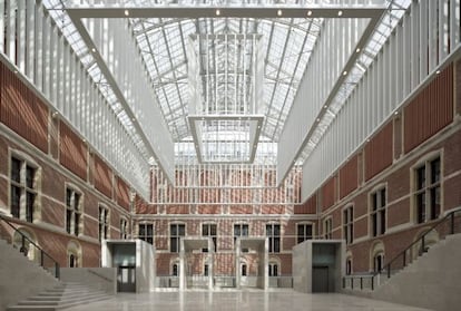 El espectacular atrío de 3. 000 metros cuadrados del museo Rijksmuseum de Ámsterdam, tras 10 años de obras. Los nuevos espacios están diseñados por los arquitectos sevillanos Cruz y Ortiz.