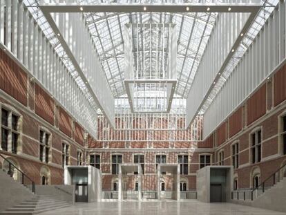  El espectacular atr&iacute;o de 3. 000 metros cuadrados del museo Rijksmuseum de &Aacute;msterdam, tras 10 a&ntilde;os de obras. Los nuevos espacios est&aacute;n dise&ntilde;ados por los arquitectos sevillanos Cruz y Ortiz. 