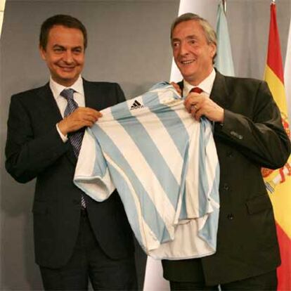Néstor Kirchner, a la derecha, regala a Zapatero una camiseta de la selección argentina.