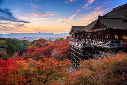 “El japonés ama el agua, y el samurái, el honor y la venganza. El samurái lava con sangre. El japonés lava hasta el cielo. ¿En qué cuadro japonés han visto ustedes un cielo sucio? ¡Y sin embargo! Rastrilla también las olas. Un éter puro y helado reina entre los objetos que dibuja; su extraordinaria pureza ha llegado a hacer creer que es maravillosamente claro un país donde llueve todo el tiempo”. En <i><b>Un bárbaro en Asia</i></b>, publicada por Tusquets con traducción de J. L. Borges, el escritor y pintor franco-belga Henri Michaux (1899-1984) describe el viaje que realizó en la década de 1930 por varios países de Asia, entre ellos el Japón de entreguerras, por entonces un país imperialista y militarizado que acababa de invadir Manchuria (China). Michaux, que compartió con los surrealistas la imaginación visionaria y el gusto por el gesto caligráfico, encontró en el refinamiento de Japón, India, Java, Ceilán o China la materia con la que alimentaría buena parte de su poesía y obra gráfica. <br></br>En la imagen, el templo de Kiyomizu-Dera, en una ladera boscosa de una de las colinas en la zona oriental del barrio de Gion, en Kioto (Japón).