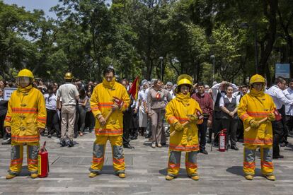 La gente realizó un minuto de silencio a las 13.14 en recuerdo por las más de 300 víctimas que se cobró el sismo el año pasado.