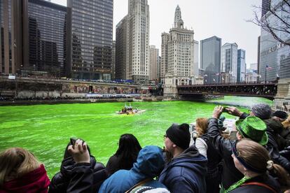 Vista del río Chicago teñido de verde para celebrar el Día de San Patricio.

