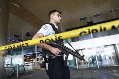 La policía acordona una zona del aeropuerto internacional de Atatürk tras un atentado en Estambul.