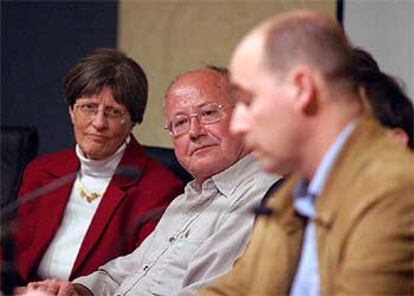 Barbara Schulz y Hans-B?rje Jansson, al fondo, en un debate en la Universidad de Alicante.