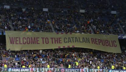 &ldquo;Bienvenidos a la Rep&uacute;blica de Catalu&ntilde;a&rdquo;, reza la pancarta en el Camp Nou.  