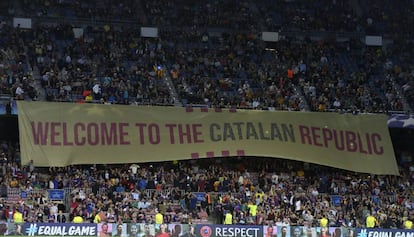 “Bienvenidos a la República de Cataluña”, reza la pancarta en el Camp Nou.