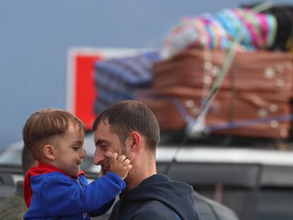 Un refugiado sostiene a su hijo en el centro de registro de Kornidzor, en Armenia. este martes.