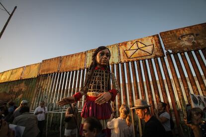 La Pequeña Amal, una gigantesca marioneta de 3,5 metros de altura que representa a una niña siria y que es un símbolo de la lucha por los derechos humanos de los refugiados, inició este mes un recorrido por siete ciudades de México. En la imagen, Amal junto al muro fronterizo que separa a las ciudades de Tijuana, en México, y San Diego, en Estados Unidos, el pasado 6 de noviembre.