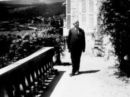 Niceto Alcal&aacute;-Zamora pasea en 1931 por la terraza de la residencia de Miraflores, donde veraneaba como presidente de la Rep&uacute;blica.