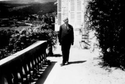 Niceto Alcal&aacute;-Zamora pasea en 1931 por la terraza de la residencia de Miraflores, donde veraneaba como presidente de la Rep&uacute;blica.