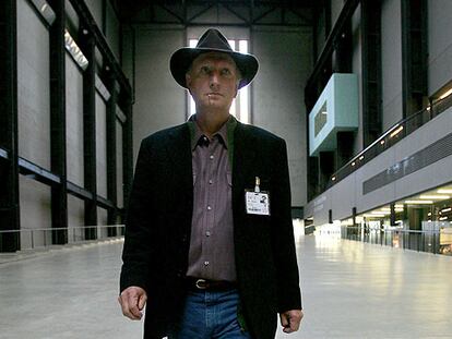 Bruce Nauman, ayer en la Sala de Turbinas de la Tate Modern de Londres.