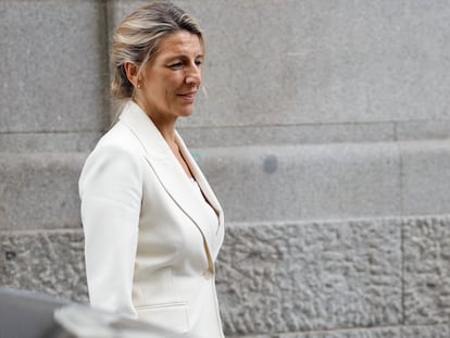 La vicepresidenta segunda del Gobierno, Yolanda Díaz, sale del Círculo de Bellas Artes, en Madrid, tras anunciar este lunes, su renuncia como coordinadora de Sumar.