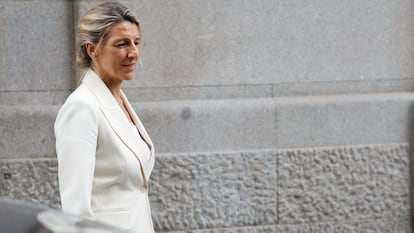 La vicepresidenta segunda del Gobierno, Yolanda Díaz, sale del Círculo de Bellas Artes, en Madrid, tras anunciar este lunes, su renuncia como coordinadora de Sumar.