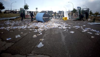 Tras retirar las vallas y contenedores que impedían el acceso a las instalaciones del campus de Somosaguas de la Complutense, los agentes de la policía se han retirado.