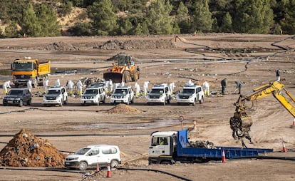 Patrullas de la Guardia Civil, en el vertedero de Dos Aguas, hace cuatro meses. en la búsqueda de los restos de Marta Calvo.