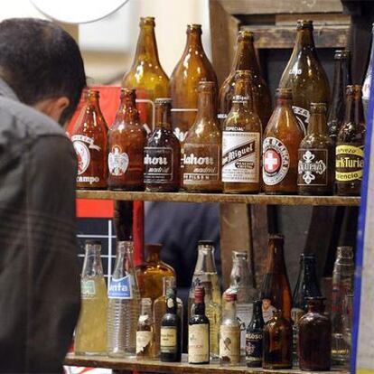 Una persona observa algunas de las piezas que se muestran en la 18ª edición de Almoneda.