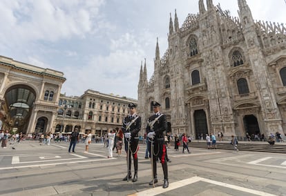 Dos carabinieri delante de la catedral de la Milán