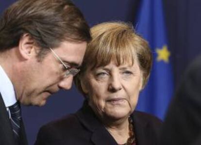 El Primer Ministro portugués, Pedro Passos Coelho, conversa con la canciller alemana, Angela Merkel. EFE/Archivo