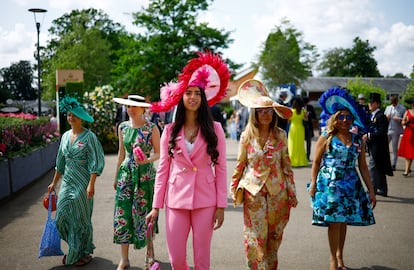 Según las actuales normas de vestimenta, las mujeres pueden acudir a las carreras vistiendo un traje. Eso sí, tal y como sucede con el traje masculino, la chaqueta y los pantalones tienen que ser del mismo material y color.