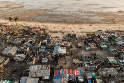 Escombros y edificios destruidos por el paso del ciclón Idai sobre el vecindario de Praia Nova, en Beira (Mozambique). El cólera ha infectado al menos a 1.052 personas en la región afectada por el ciclón de Mozambique, que marca un aumento masivo de 139 casos reportados hace cuatro días.