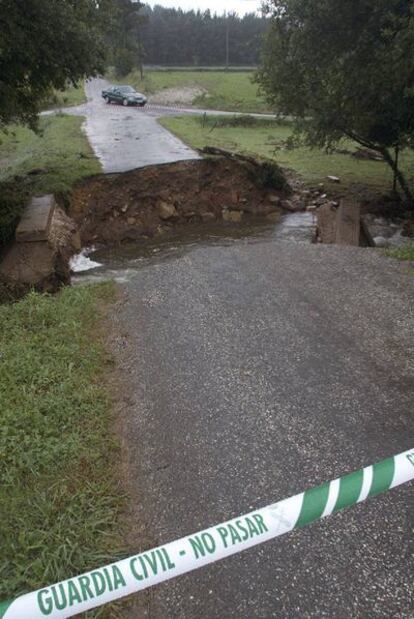 Una carretera de Reinante (Barreiros) seguía ayer impracticable a causa de la riada.