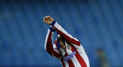 Antoine Griezmann se quita su camiseta al final del partido.