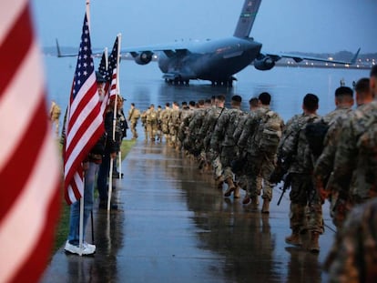 Soldados estadounidenses embarcan en un avión en Fort Bragg (Carolina del Norte).