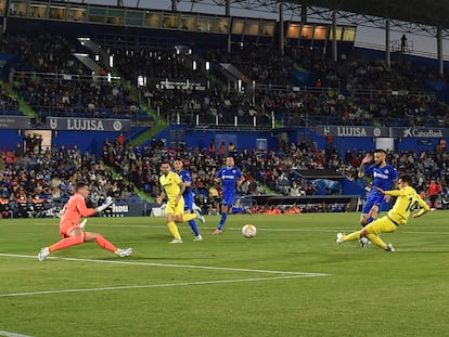 GETAFE, SPAIN - APRIL 16: Manu Trigueros of Villarreal scores their side's second goal during the LaLiga Santander match between Getafe CF and Villarreal CF at Coliseum Alfonso Perez on April 16, 2022 in Getafe, Spain. (Photo by Denis Doyle/Getty Images)