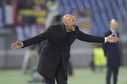 Spalletti gesticula durante el partido.