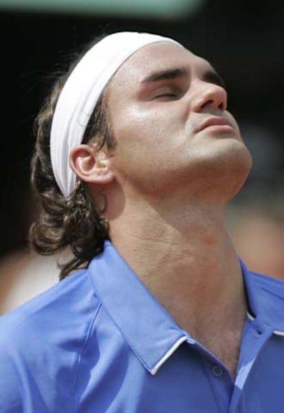 Federer se lamenta por un fallo durante su partido.