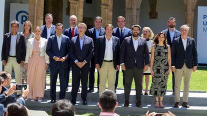 El presidente del Partido Popular, Alberto Núñez Feijóo (cuarto por la izquierda), clausura este lunes en Salamanca, el acto "Por una EBAU común" junto a dirigentes autonómicos de su partido.
