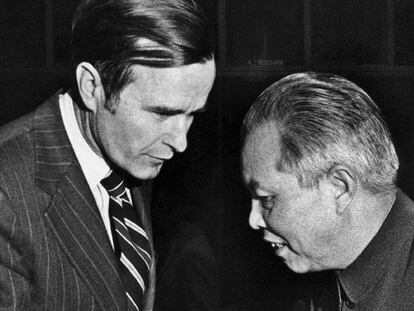 George Bush saluda a su colega chino en la ONU, Huang Hua, en 1971.