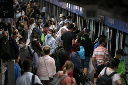 Anden de la estacion de la Sagrera del metro en el primer dia de vuelta al trabajo tras el peridodo vacacional del verano, en Barcelona.