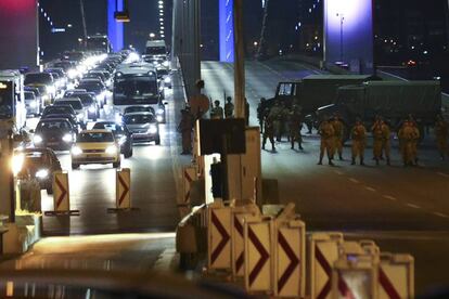 Uno de los puentes sobre el Bósforo bloqueado por los militares.