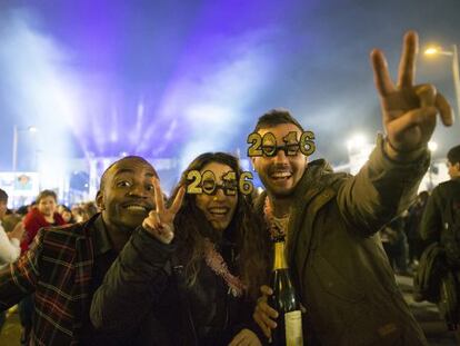 Tres j&oacute;venes celebran el Fin de A&ntilde;o en Barcelona. 