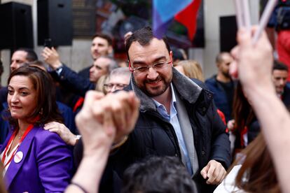 El presidente del Principado de Asturias, Adrián Barbón, saluda a un grupo de simpatizantes tras interrumpir el acto los líderes socialistas presentes en el Comité Federal del PSOE.