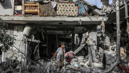 Un niño camina entre los escombros de un edificio destruido por los ataques israelíes, el jueves en Rafah.