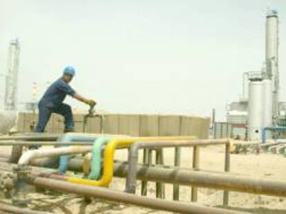 Un operario abre una válvula en una refinería de Najaf, en Irak. EFE/Archivo