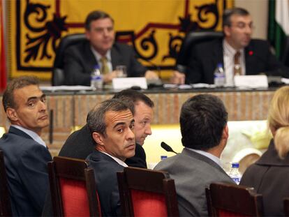 José Ignacio Crespo y Manuel Reina (ambos mirando a la derecha), ayer en el pleno de Estepona.