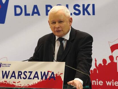 El líder del PiS, Jaroslaw Kaczynski, durante un acto de campaña en Varsovia, este martes.