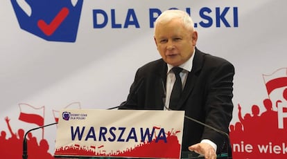 El líder del PiS, Jaroslaw Kaczynski, durante un acto de campaña en Varsovia, este martes.