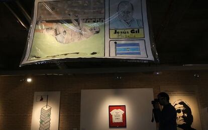Exposición sobre politicos corruptos en el mercado de San Anton