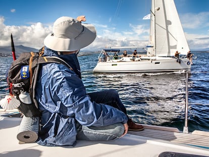 Peregrino a bordo de un velero siguiendo el Camino Marítimo de la Ría de Muros Noia.